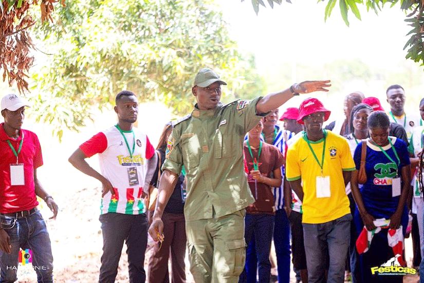 Des festivaliers en pleine visite à la MAC-Banfora