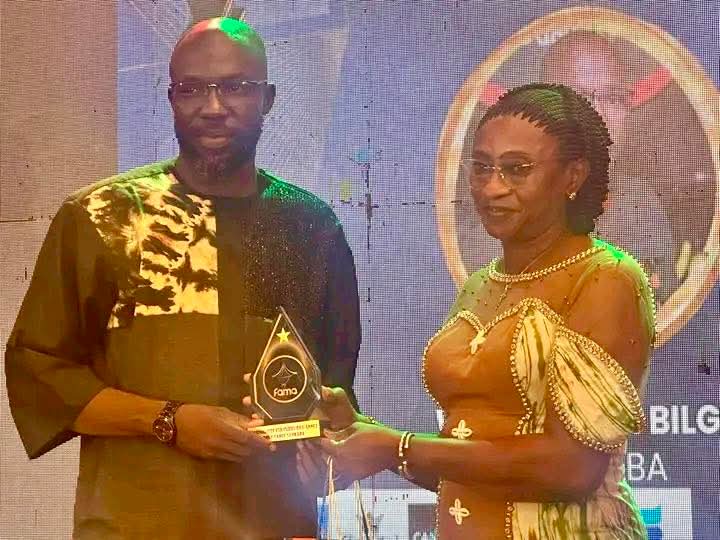 Wendkuuni Bilgo, recevant son prix de meilleur journaliste culturel de l'année