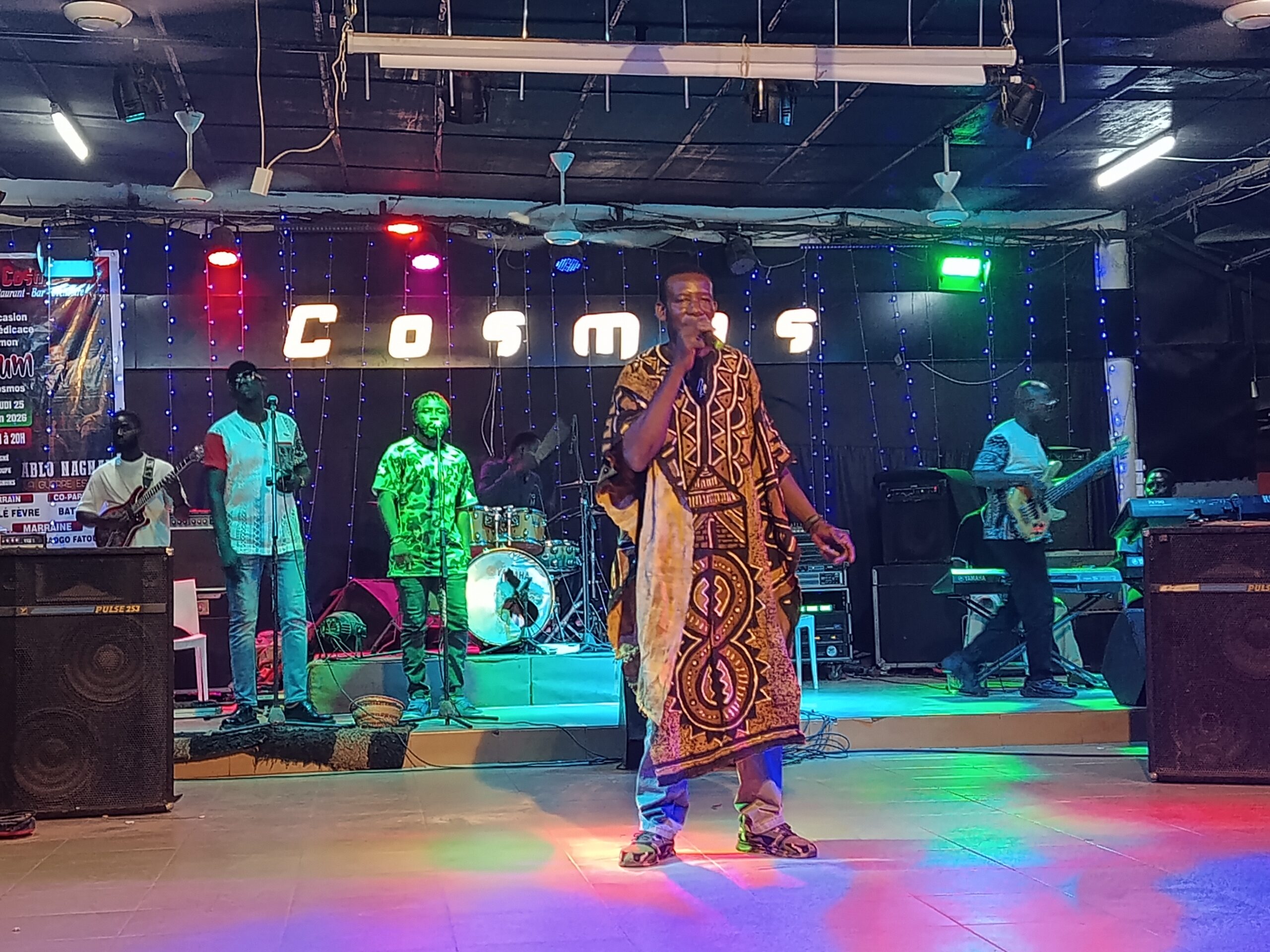 Musique : Ablo Nagnam dédicace « La guerre est finie », son premier maxi
