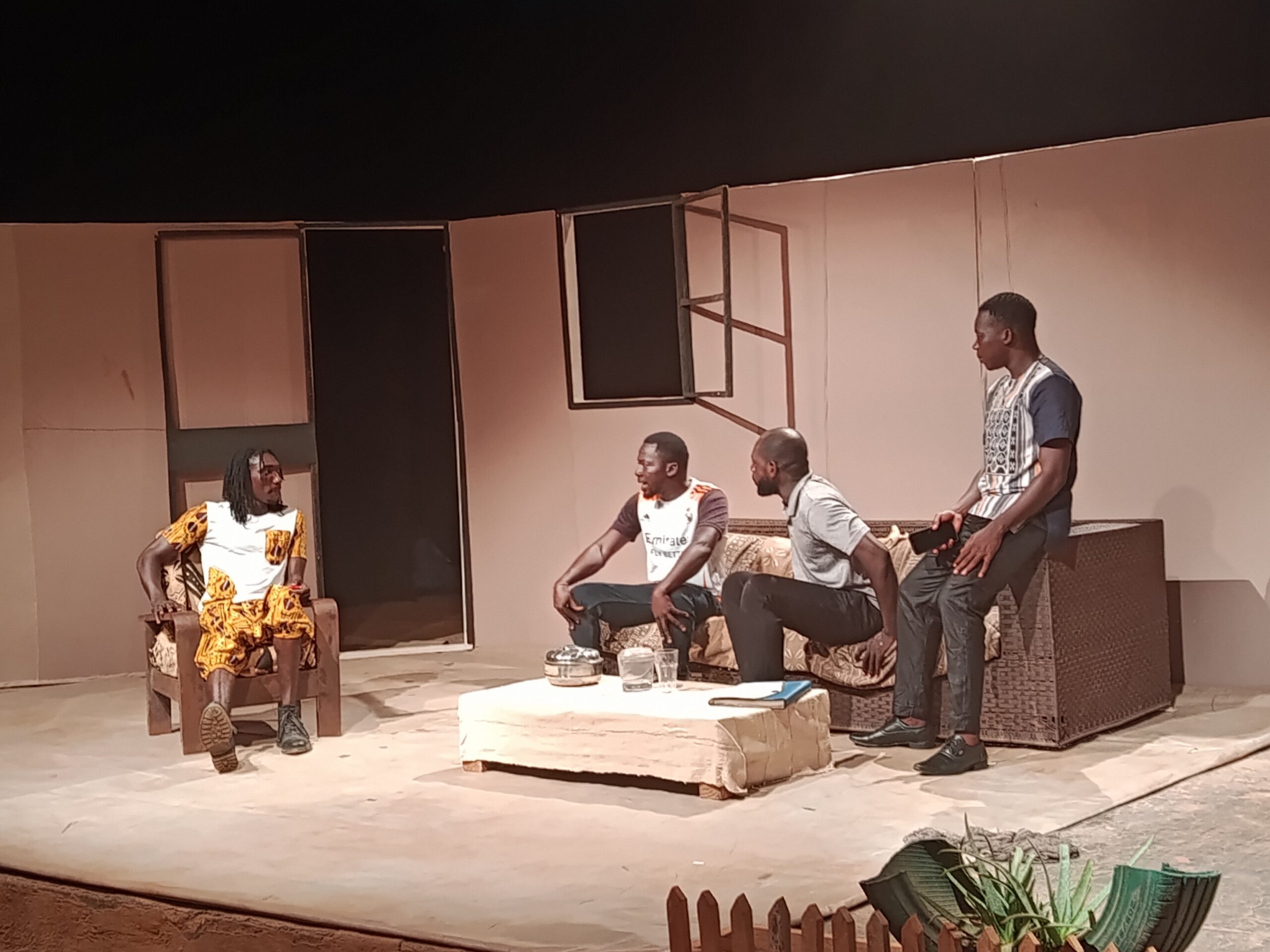 « Sous les manguiers » : Tony Ouédraogo adapte « Le dîner de cons » au Burkina